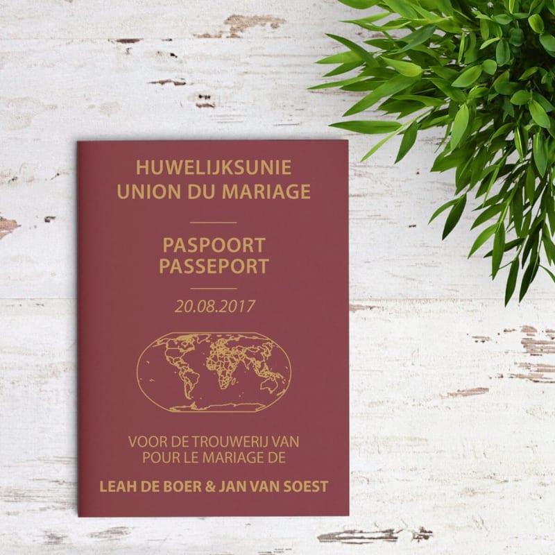 Deze Paspoort trouwkaart is uitgewerkt om op een Belgisch paspoort te lijken, tot in detail, maar alles is toepasselijk gemaakt voor een trouwkaart. Voorkant van de trouwkaart is te zien op deze afbeelding.