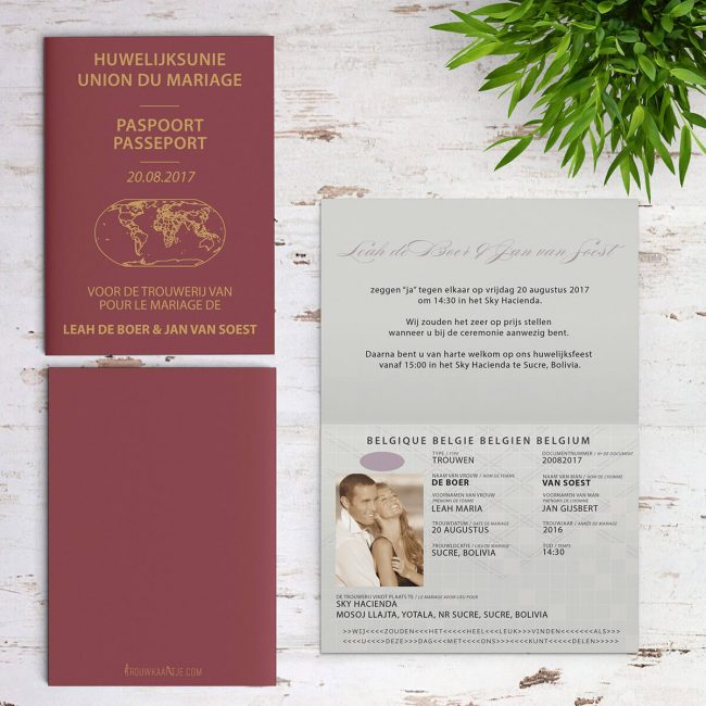 De Paspoort trouwkaart is uitgewerkt om op een Belgisch paspoort te lijken, tot in detail, maar alles is toepasselijk gemaakt voor een trouwkaart. Op deze afbeelding zijn alle zijden van het trouwkaartje te zien.