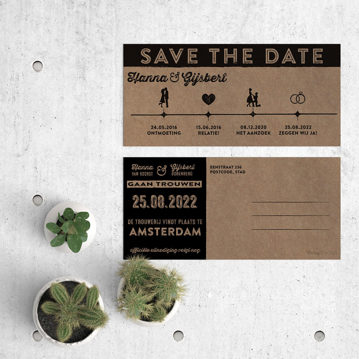 Save the date kaart Ticket met trendy tijdslijn, ingevuld met retro icoontjes. Het geheel wordt gedrukt op natuurlijk kraftpapier voor mooi vintage effect. Afbeelding toont voor- en achterkant van het kaartje.