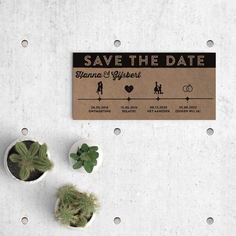 Save the date kaart Ticket met trendy tijdslijn, ingevuld met retro icoontjes. Het geheel wordt gedrukt op natuurlijk kraftpapier voor mooi vintage effect. Afbeelding toont voorkant van het kaartje.