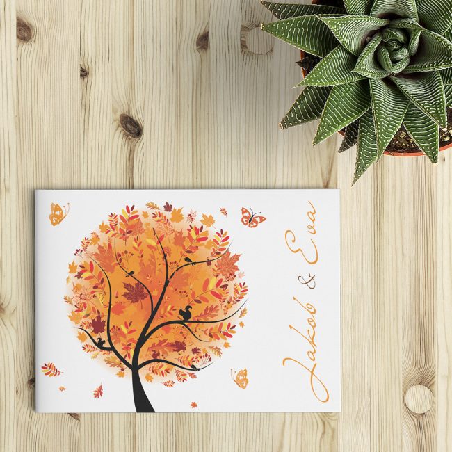 Een vrolijk geïllustreerde boom in herfstkleuren, dat is Trouwkaart Herfst in een notendop. De oranje en roodtinten geven meteen een heus "herfstgevoel." Voorkant van trouwkaartje.