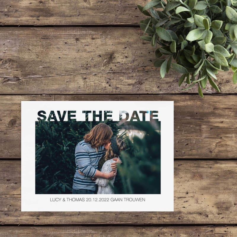 Save the date kaarten bij Wedding Designs bestellen. Leuk effect met foto die door de tekst heengaat. Save the date kaart Foto door Tekst is strak, typografisch en dat alles met een foto die een grote rol speelt in het ontwerp zelf.