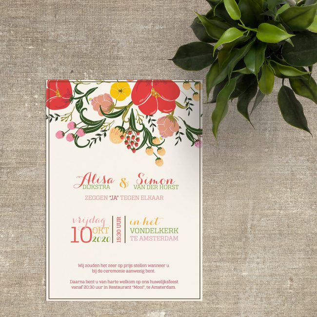 Prachtige, klassieke trouwkaart. Mooi vormgegeven, sierlijke bloemen in fleurige maar niet-felle kleuren, afgemaakt met een gedetaileerde typografie.