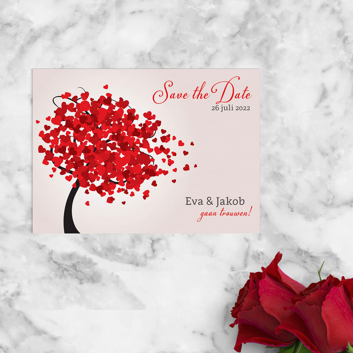 Save the date kaart Hartjesboom is een vrolijk ontwerp met mooie rode hartjes die de blaadjes vormen aan een boom. Eenvoudig en modern.