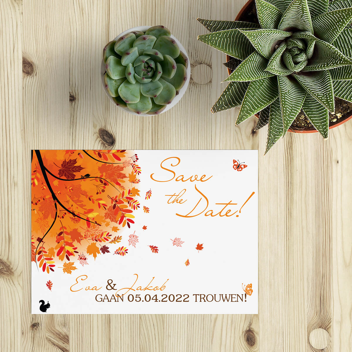 Save the date kaart Herfst is ontworpen als vrolijk kaartje met herfst thema. Een vrolijke boom in herfst-tinten geeft de juiste versiering.