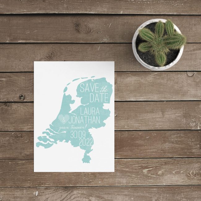 Save the date kaart Landkaart Nederland gebruikt de vorm van Nederland als achtergrond voor de aankondiging. Landkaart bestaat uit fris-aqua schildering.