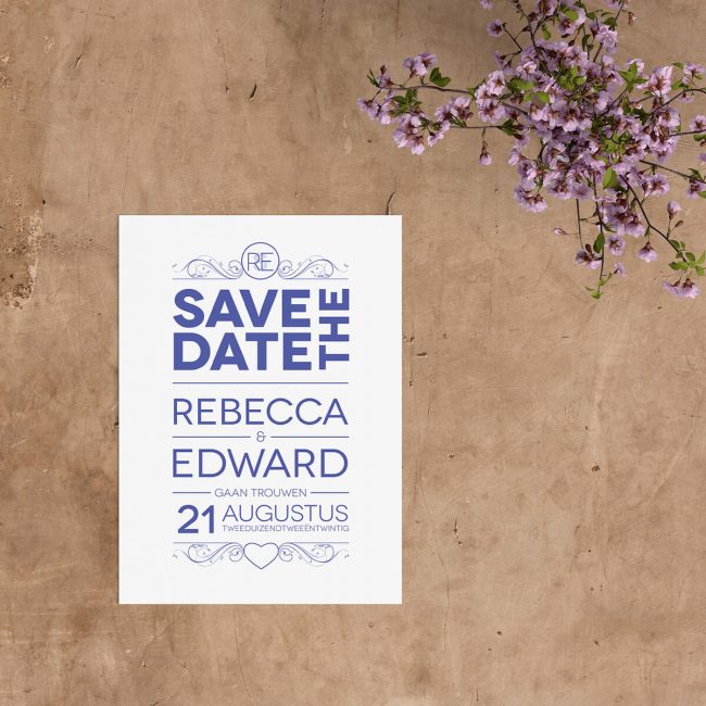 Save the date kaart twist is een typografisch ontwerp, waarbij de plaatsing van de tekst op een interessante manier gedaan is. Eigentijdse lettertypes.