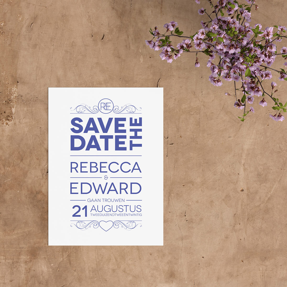 Save the date kaart twist is een typografisch ontwerp, waarbij de plaatsing van de tekst op een interessante manier gedaan is. Eigentijdse lettertypes.