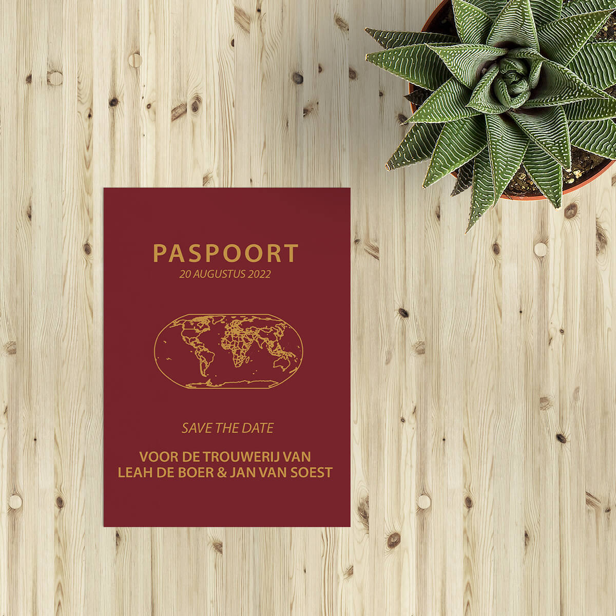 Save the date kaart Paspoort is vormgegeven naar het voorbeeld van een Nederlands paspoort, volledig in het thema van een bruiloft.