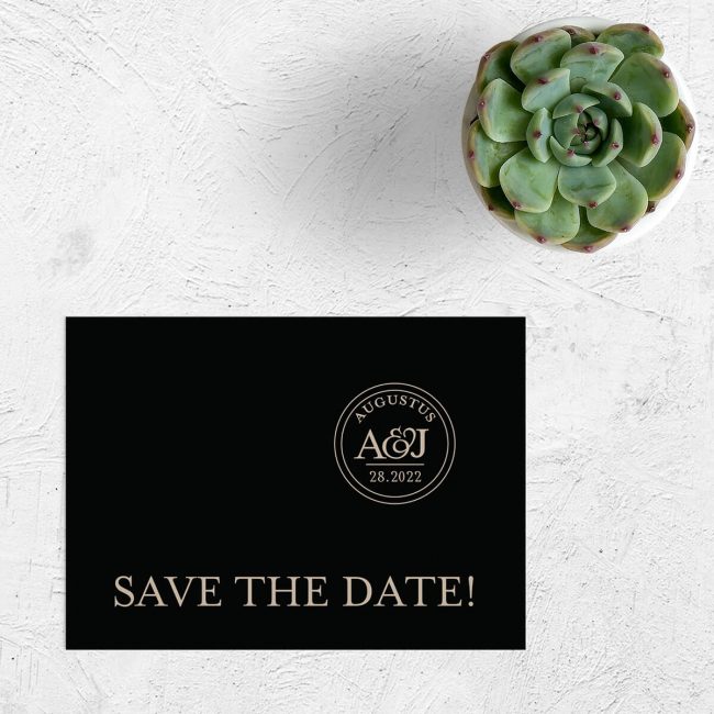 Save the date kaart Sjiek is een elegant, eenvoudig en chic ontwerp, waarbij een gepersonaliseerd trouwlogo centraal staat. Mooie, sjieke kleurencombinatie. Wanneer een save the date kaart versturen? Met een save the date geef je al eerder door wat de trouwdatum zal zijn; handig voor je gasten.