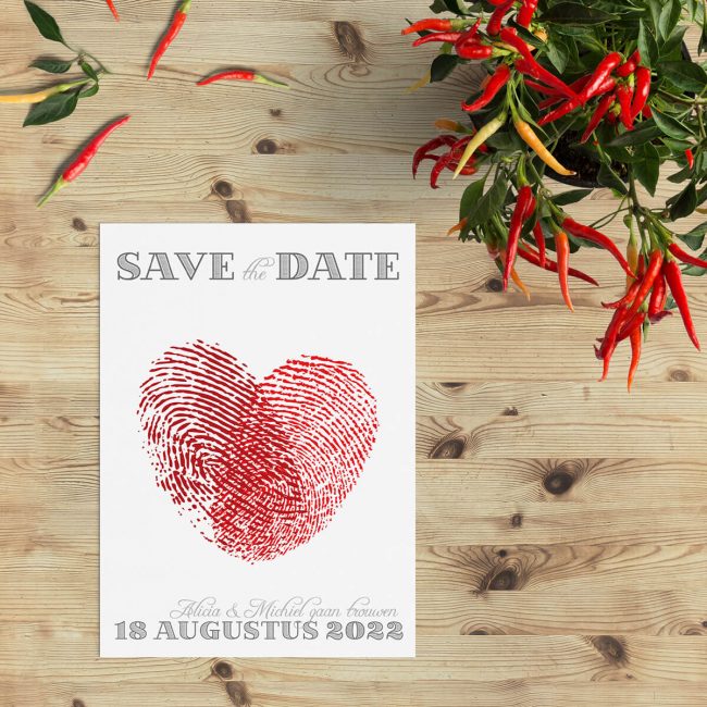 Save the date kaart Vingerafdrukken is een ontwerp met op de voorkant een hart gevormd door twee vingerafdrukken.