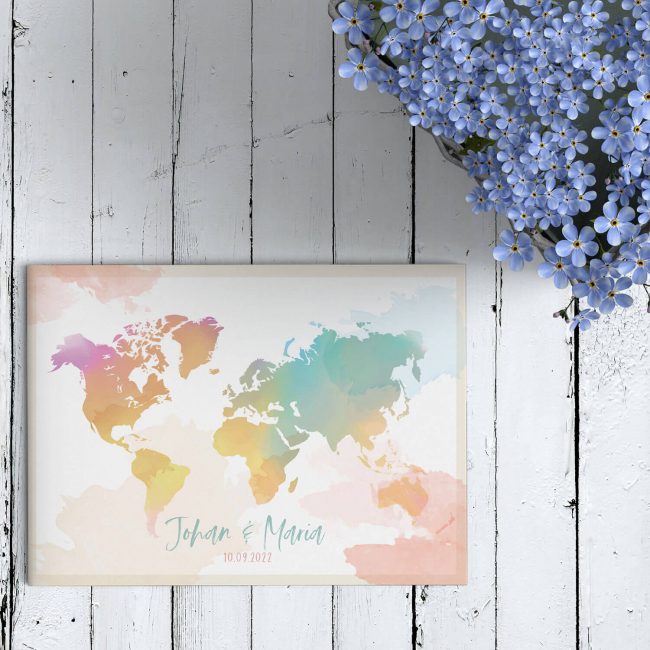 Trouwkaart Waterverf Wereld biedt een kleurrijk en vrolijk beeld. De wereldkaart geverfd in vrolijke en zachte kleuren. Jullie liefde gaat door grenzen.