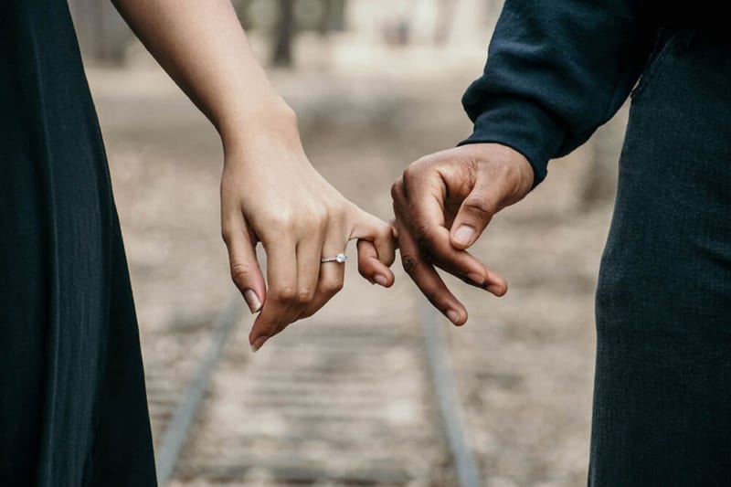 Trouwkaart foto tips - handen vasthouden is romantisch