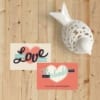 Bedankje Love is een klein kaartje voor bij een bedankje, geheel ontworpen in dezelfde stijl als de trouwkaart met in het groot LOVE.