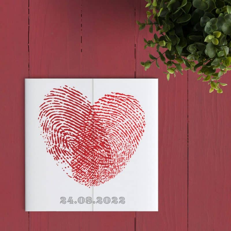 Op deze romantische trouwkaart wordt jullie liefde gesymboliseert door jullie vingerafdrukken die samen een hart vormen. Moderne stijl.