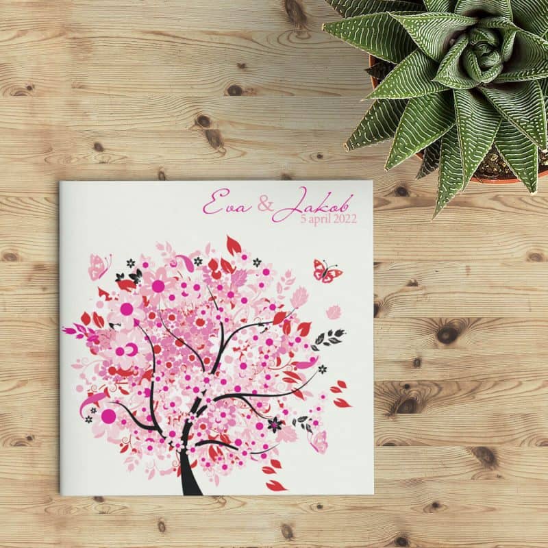 Heel vrolijk ontwerp, Trouwkaart Roze heeft op de voorkant een leuke boom illustratie in roze-tinten met allerlei details, zoals vlindertjes en blaadjes.