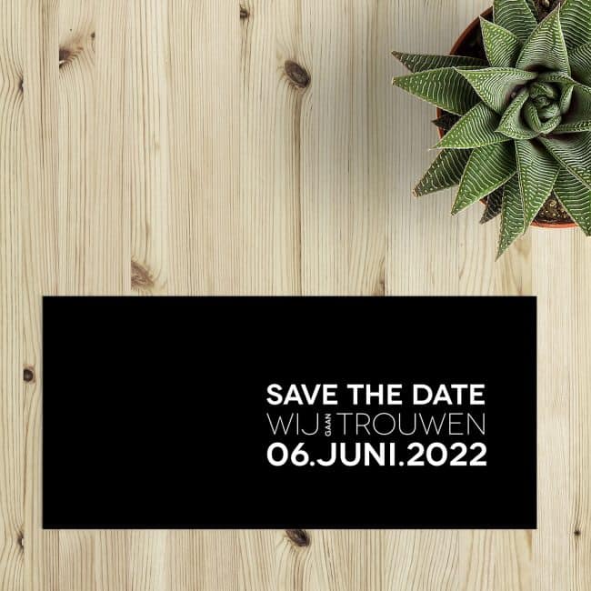 Save the date kaart Abstract heeft een minimalistische stijl, waarbij een trouwlogo ontstaat door tekst als rechthoek neer te zetten. Kies zelf accentkleur. Voorbeeldkaart gebruikt zwart en wit.