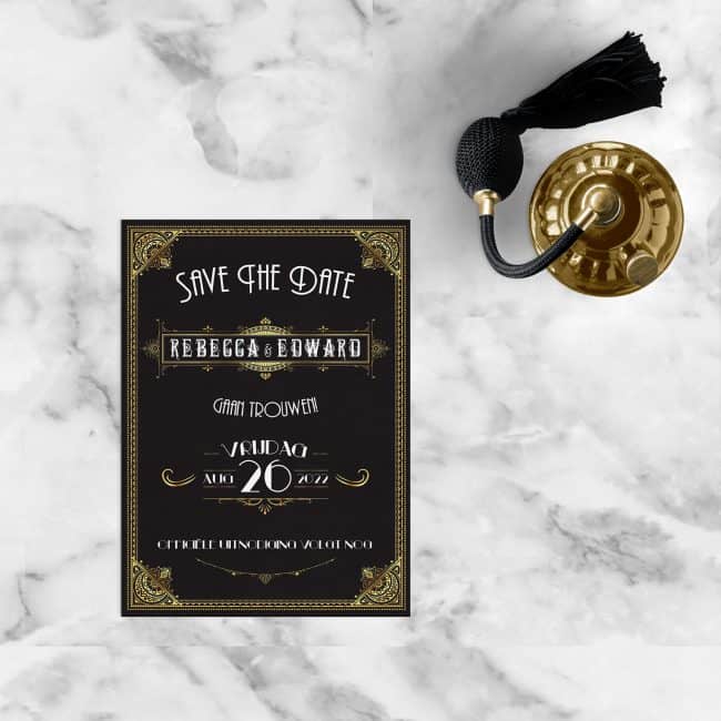 Save the date kaart Great Gatsby is vormgegeven door versieringen te gebruiken met goud-effect, en mooie lettertypes.