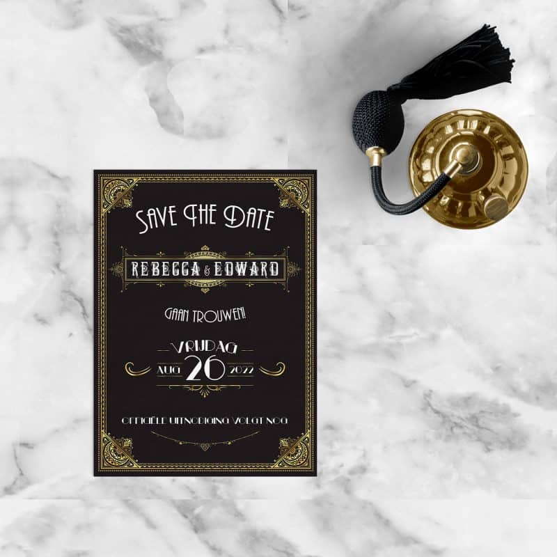 Save the date kaart Great Gatsby is vormgegeven door versieringen te gebruiken met goud-effect, en mooie lettertypes.