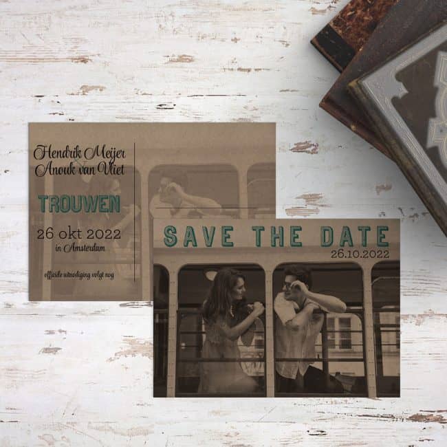 Heel hip en retro concept, save the date kaart Hipster Foto drukt een foto van jullie twee af op kraftpapier, met in een prachtig lettertype de woorden save the date.