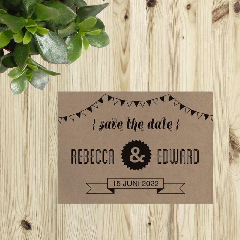 Save the date kaart Hipster Retro gebruikt de typische fonts en illustraties van de trouwkaart en wordt ook standaard gedrukt op kraftpapier. Afbeelding toont voorkant van trouwkaartje.