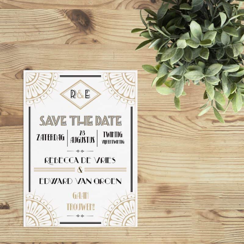 Save the date kaart Roaring Twenties combineert een aantal elementen zoals leuke versieringen, mooie lettertypes en een interessante tekstplaatsing. Save the date kaarten met art deco en great gatsby invloeden.