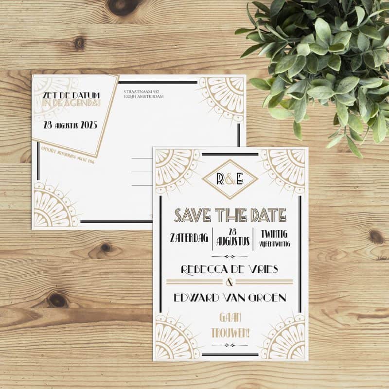 Save the date kaart Roaring Twenties combineert een aantal elementen zoals leuke versieringen, mooie lettertypes en een interessante tekstplaatsing. Save the date kaarten met art deco en great gatsby invloeden.