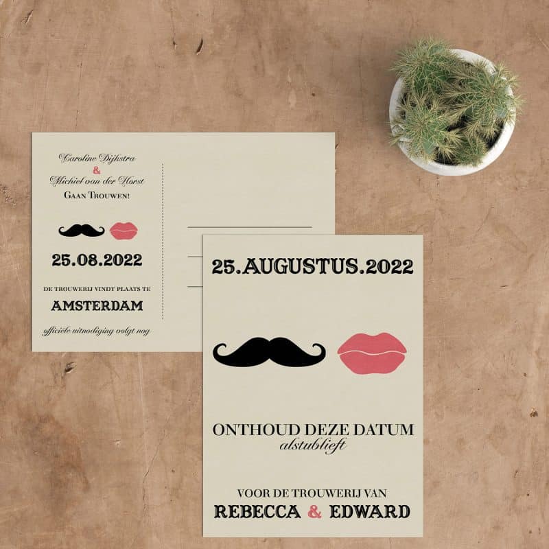 Een snor naast een stel lippen, save the date kaart Snor & Lippen biedt een combinatie van een minimalistische stijl en een (bijna) retro vibe.