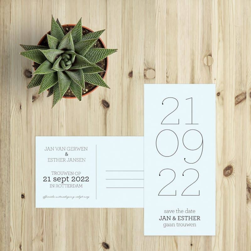 Save the date kaart Trouwdatum is een zeer strak en ook minimalistisch ontwerp, met ook een leuke speelsheid in de krullen aan het uiteinden van de letters. Langwerpige save the date kaartjes.
