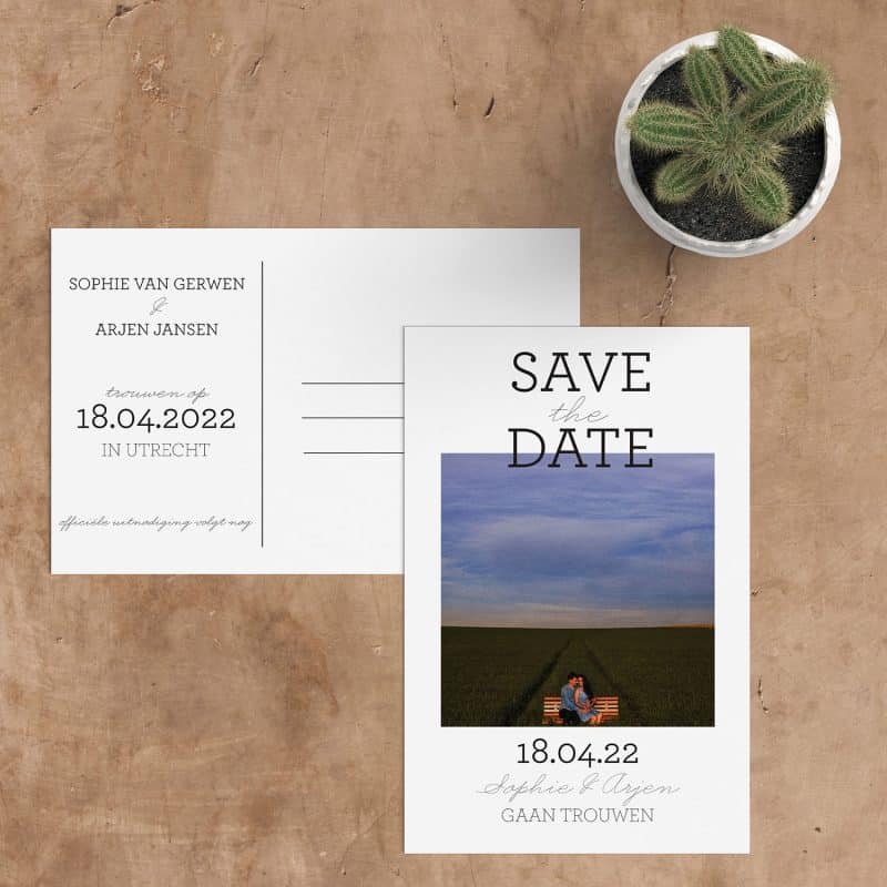 Save the date kaart Statement, daar zeg je iets mee. Een modern vormgegeven kaartje, met de woorden Save the date, in mooie eigentijdse lettertypes, die iets over de foto heen steken.