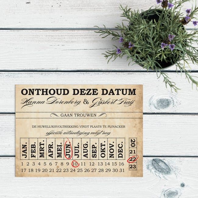 Save the date kaart Ticket gebruikt fonts in verschillende stijlen en superleuke kalender waar je de datum met een handgetekend cirkeltje kunt aangeven. Voorkant van save the date kaarten Ticket.